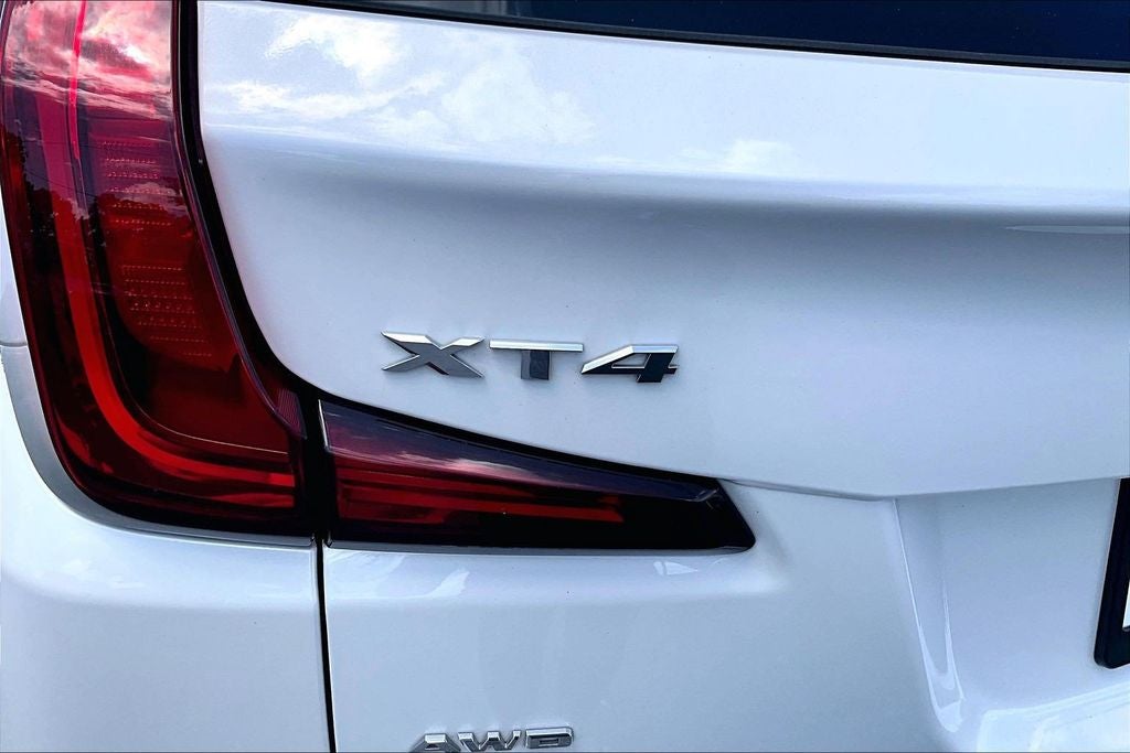 2022 Cadillac XT4 Premium Luxury