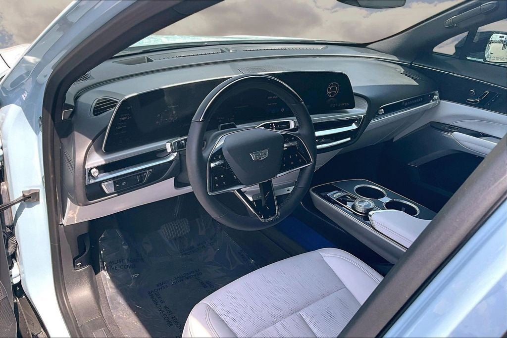 2024 Cadillac LYRIQ Luxury 2