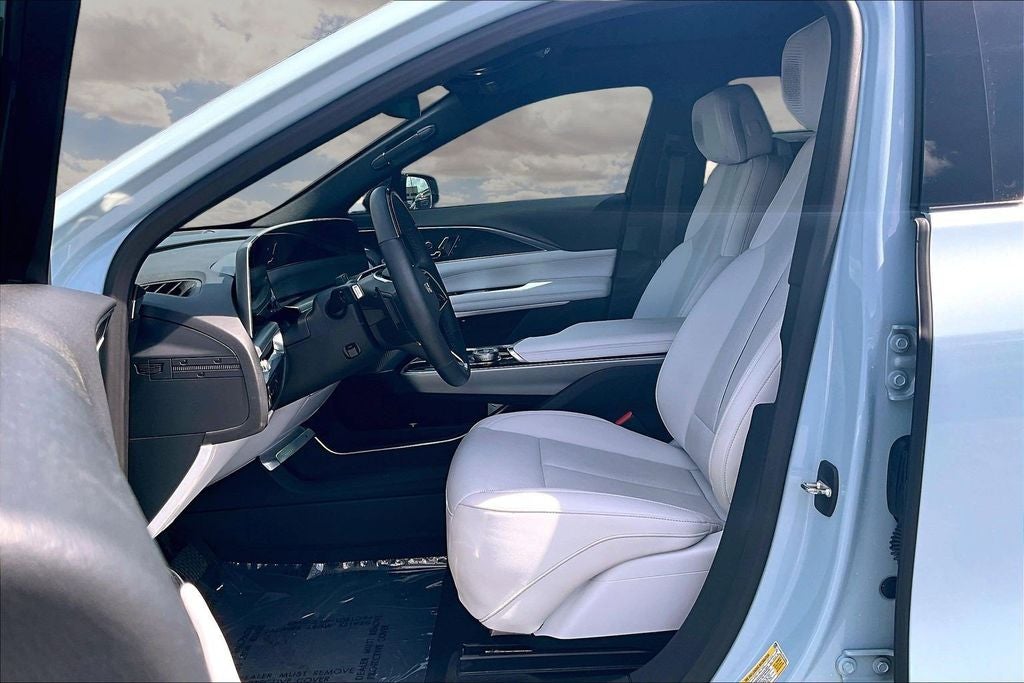 2024 Cadillac LYRIQ Luxury 2