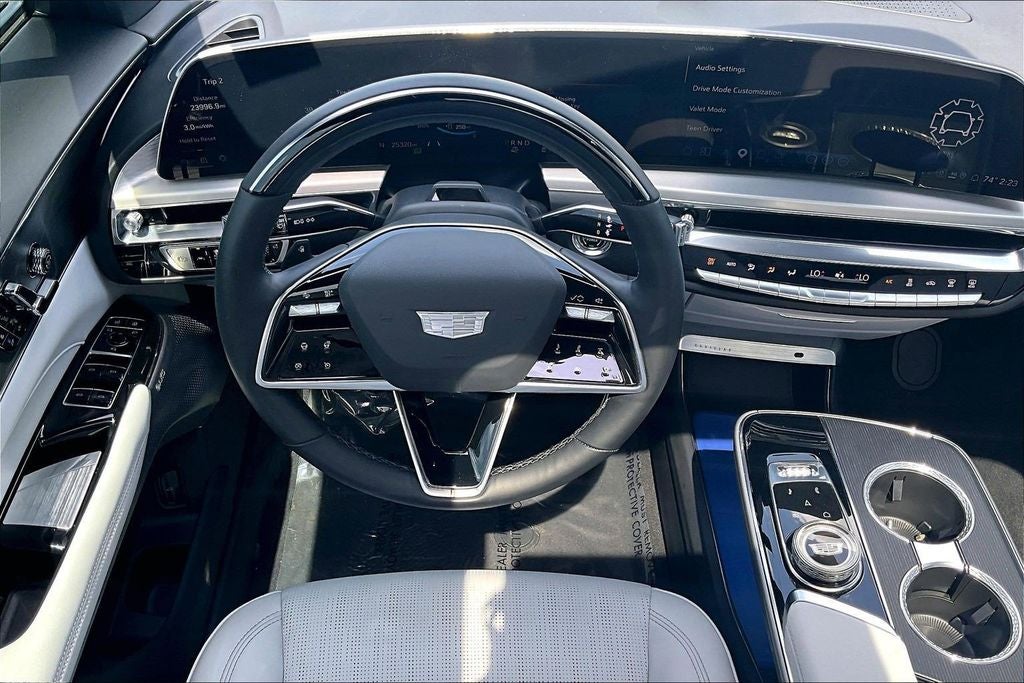 2024 Cadillac LYRIQ Luxury 2