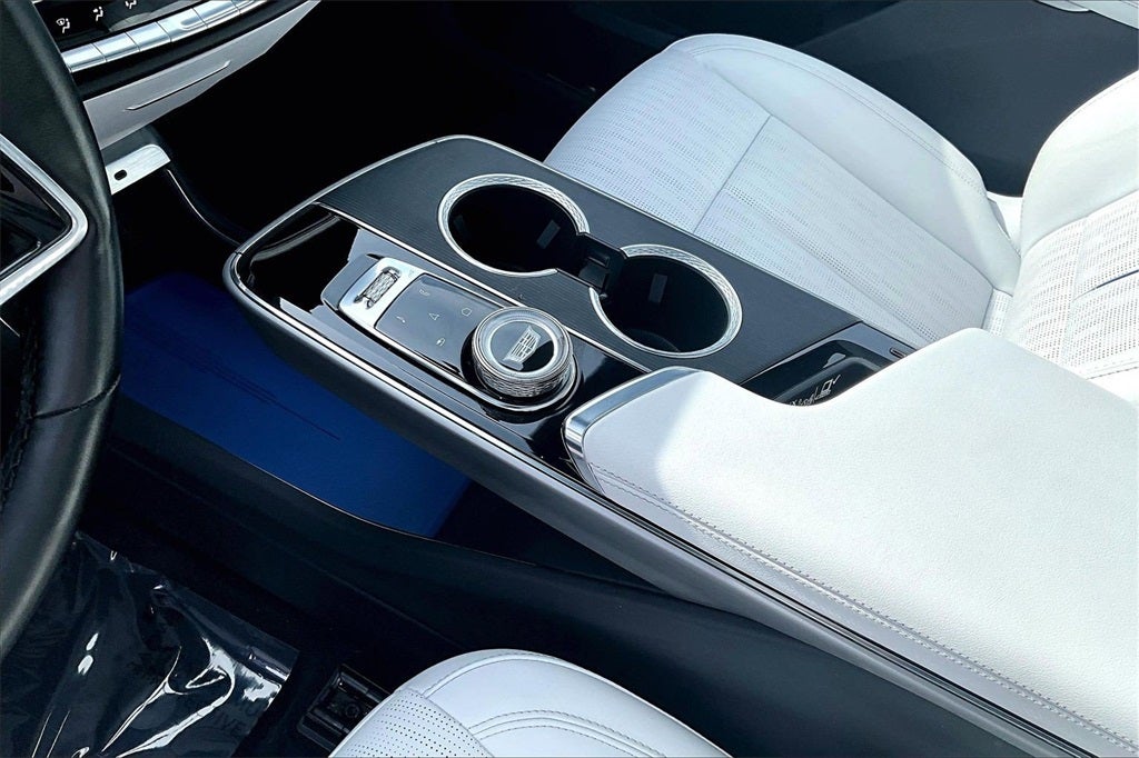 2024 Cadillac LYRIQ Luxury 2