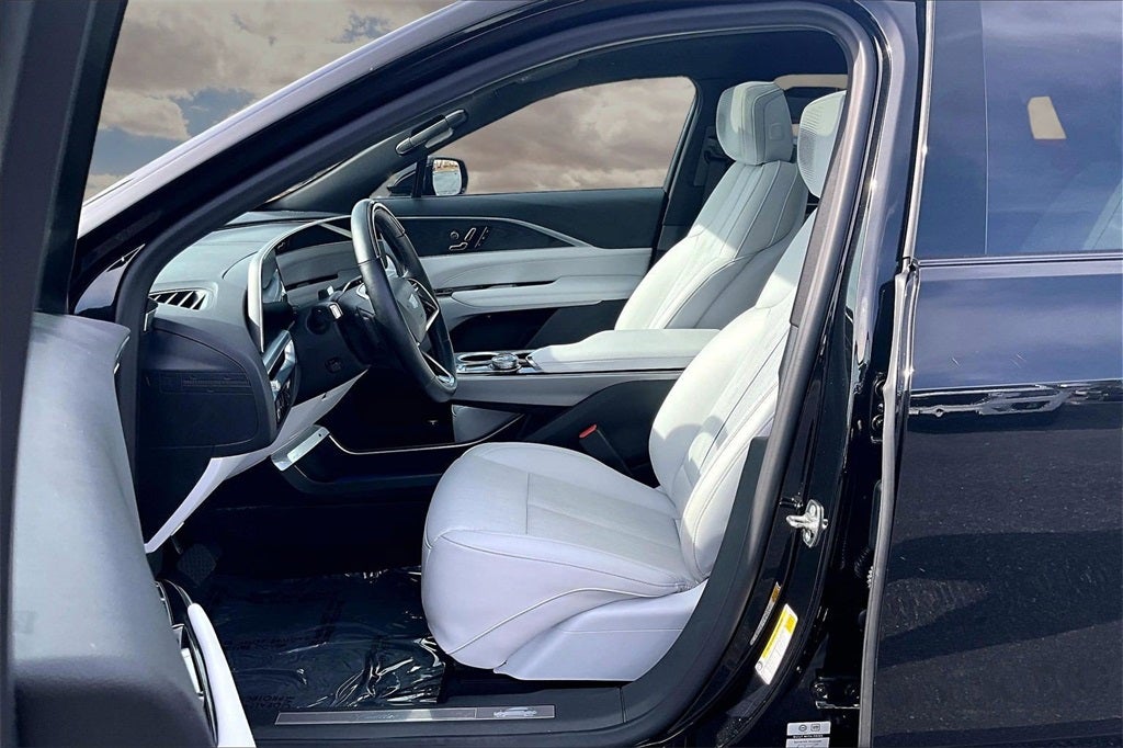 2024 Cadillac LYRIQ Luxury 2