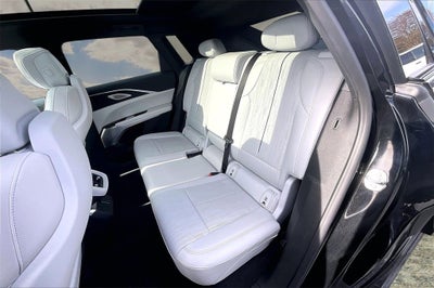 2024 Cadillac LYRIQ Luxury 2