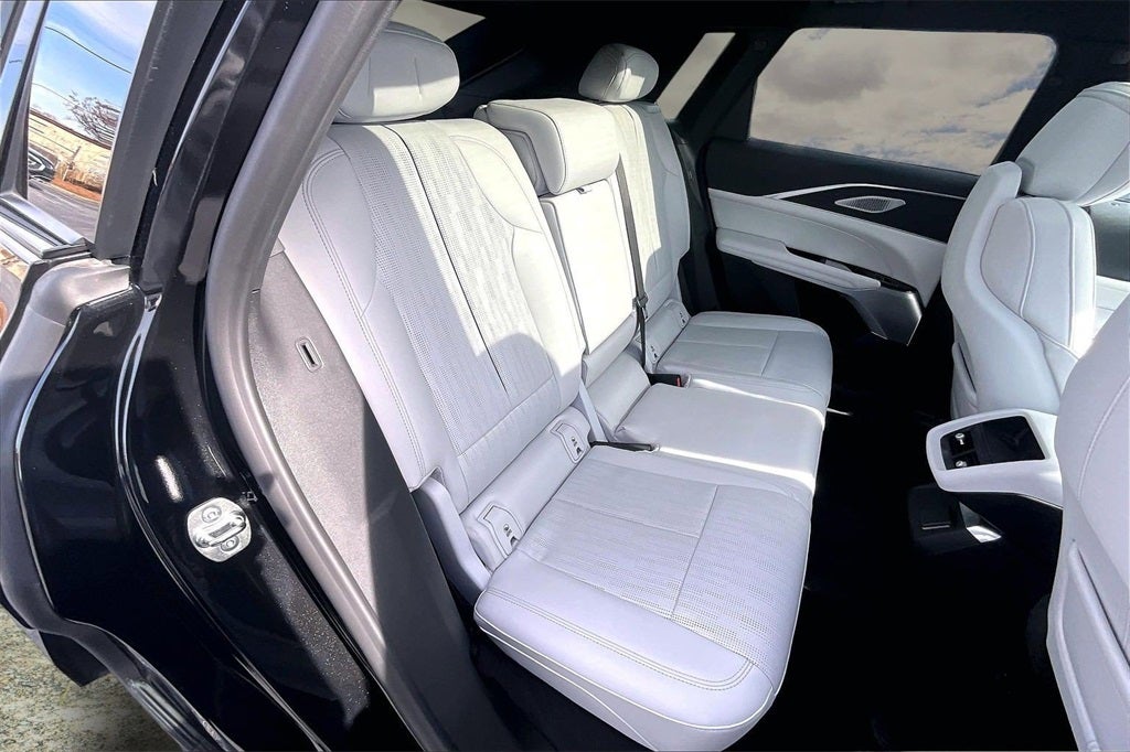 2024 Cadillac LYRIQ Luxury 2