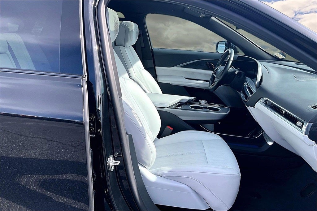 2024 Cadillac LYRIQ Luxury 2