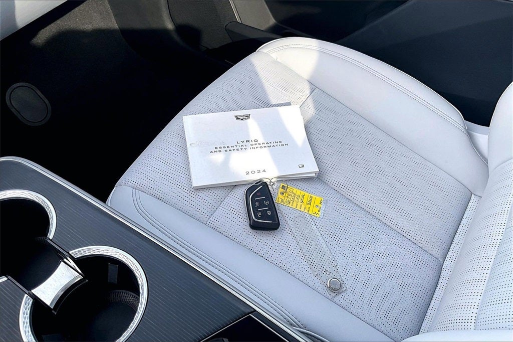 2024 Cadillac LYRIQ Luxury 2