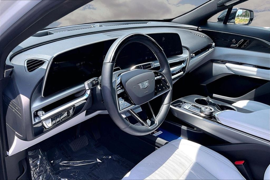 2024 Cadillac LYRIQ Luxury 2