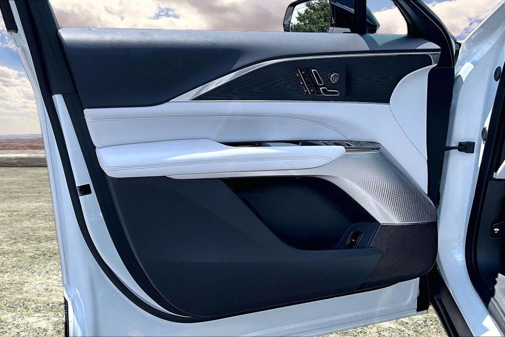 2024 Cadillac LYRIQ Luxury 2