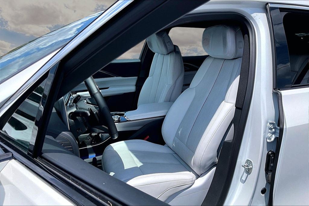 2024 Cadillac LYRIQ Luxury 2