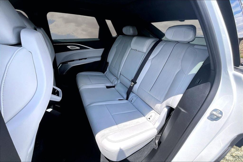 2024 Cadillac LYRIQ Luxury 2