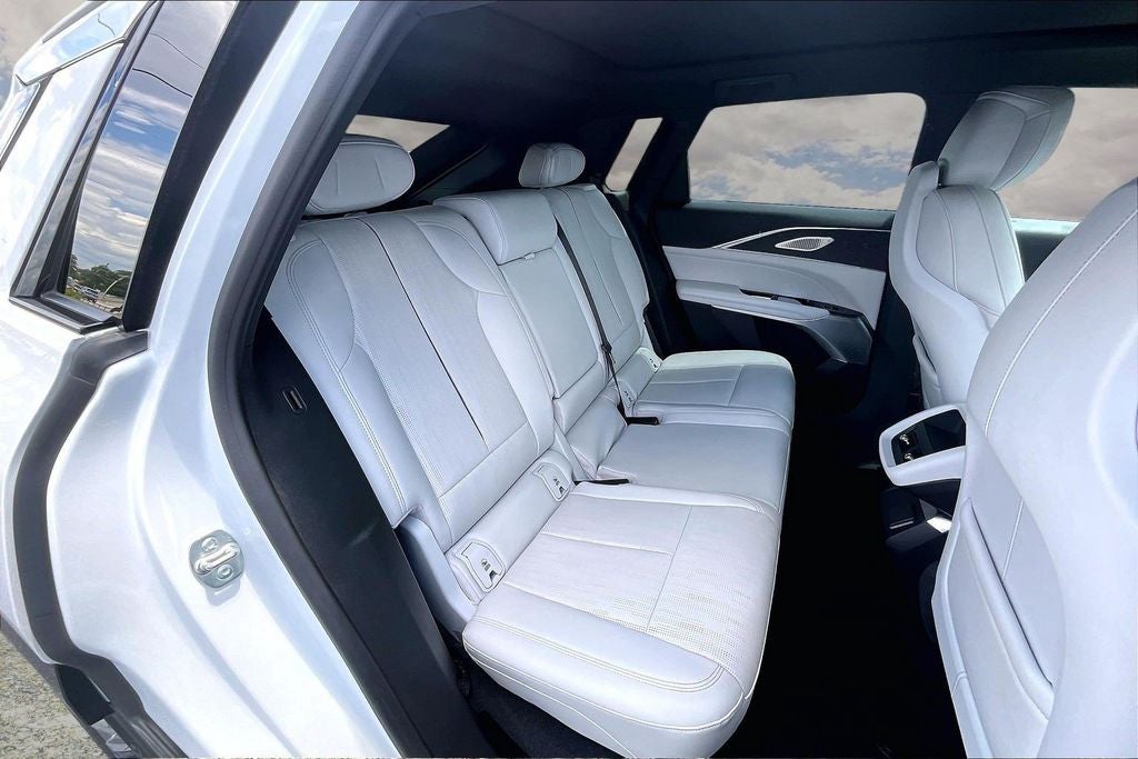 2024 Cadillac LYRIQ Luxury 2