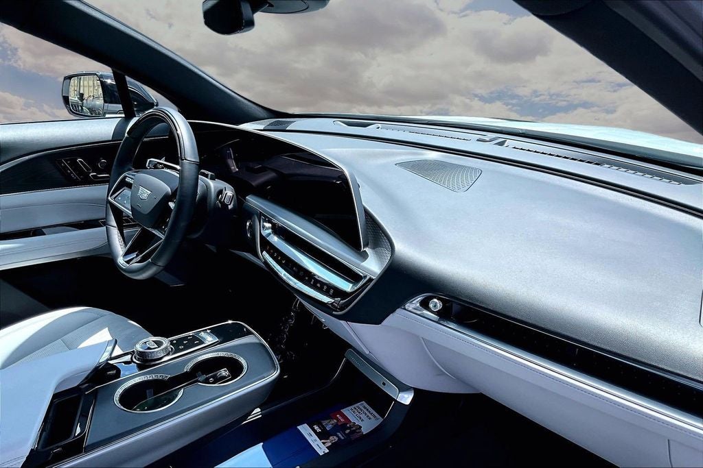 2024 Cadillac LYRIQ Luxury 2
