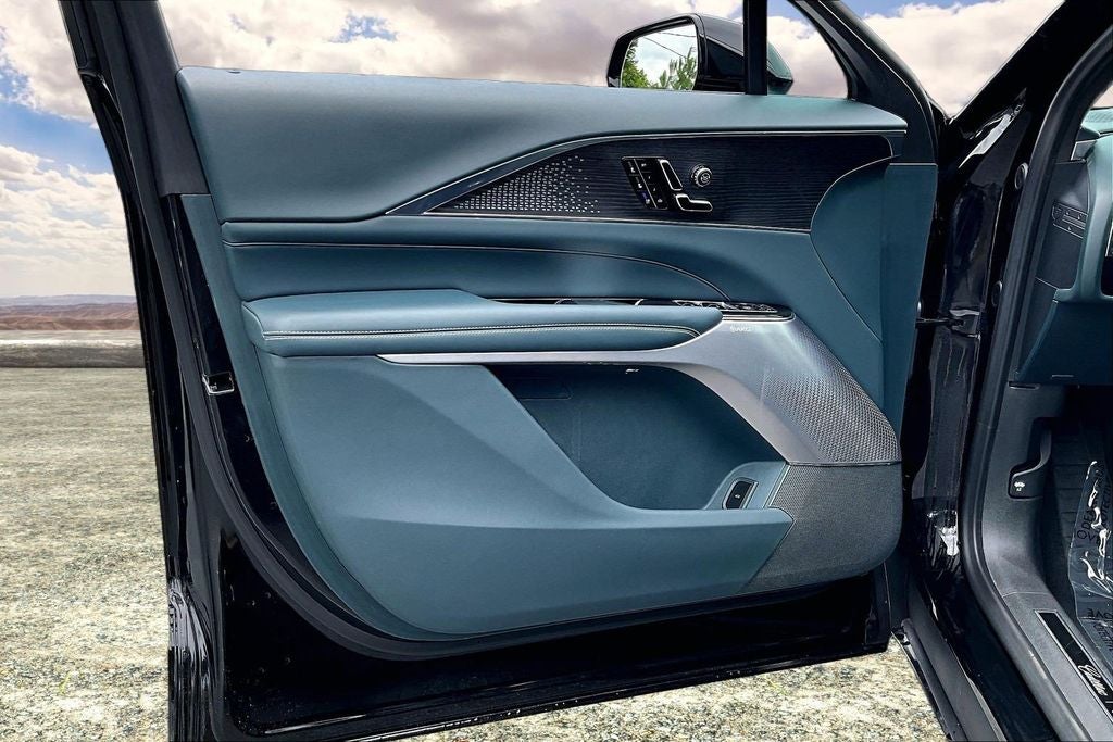 2024 Cadillac LYRIQ Luxury 3