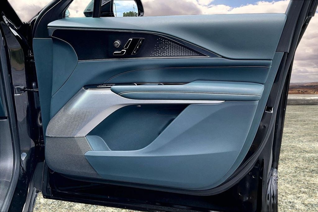 2024 Cadillac LYRIQ Luxury 3
