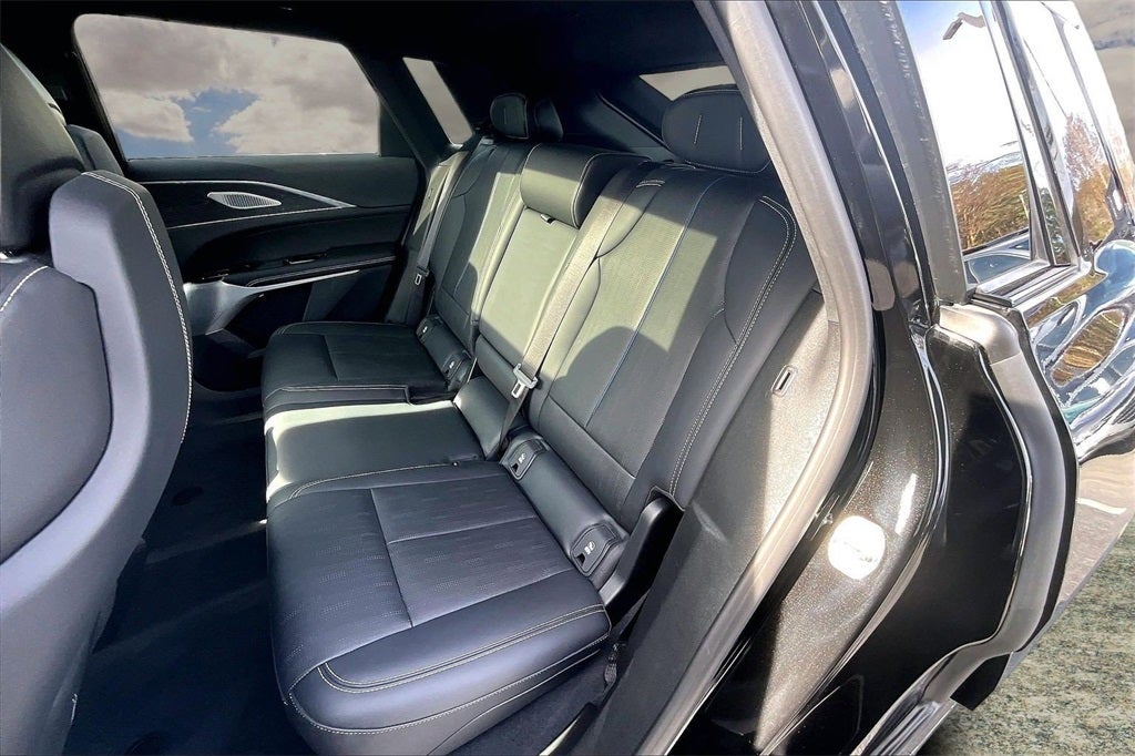 2024 Cadillac LYRIQ Luxury 3