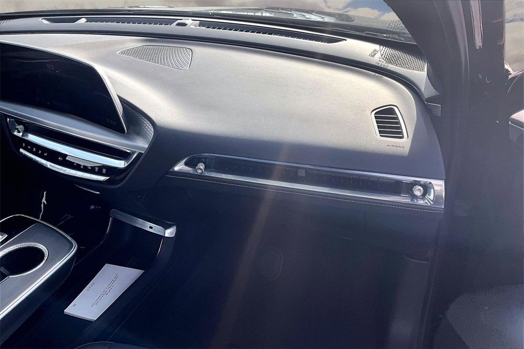 2024 Cadillac LYRIQ Luxury 3