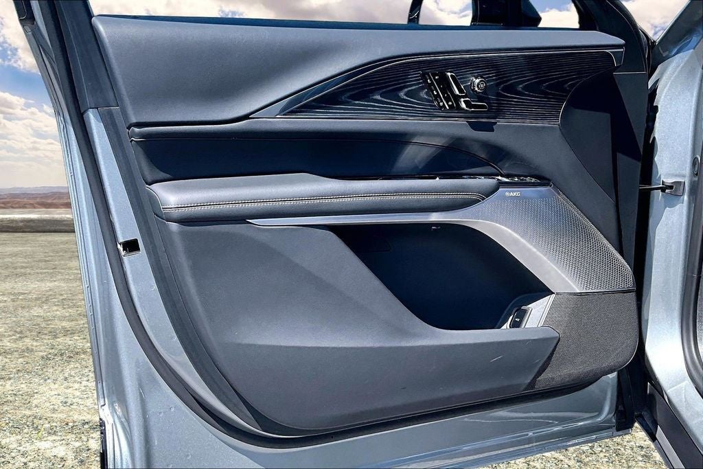 2024 Cadillac LYRIQ Luxury 3