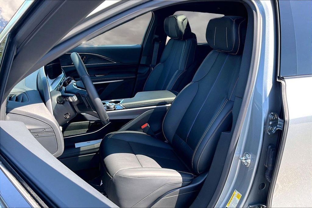 2024 Cadillac LYRIQ Luxury 3