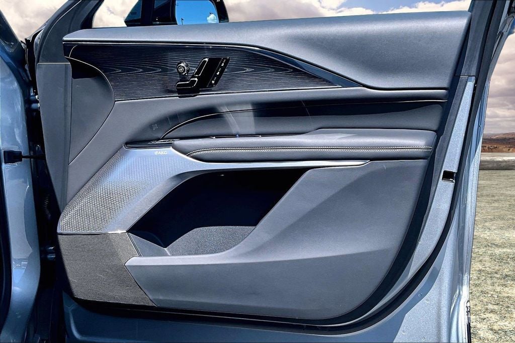 2024 Cadillac LYRIQ Luxury 3