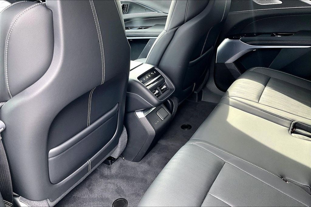 2024 Cadillac LYRIQ Luxury 3