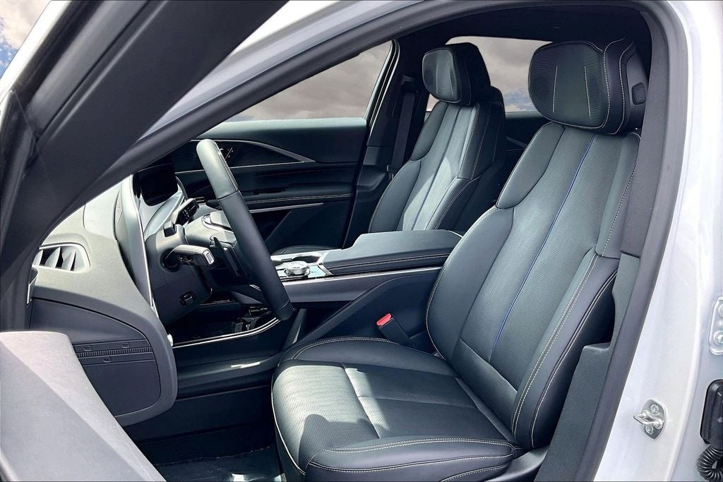 2024 Cadillac LYRIQ Luxury 3