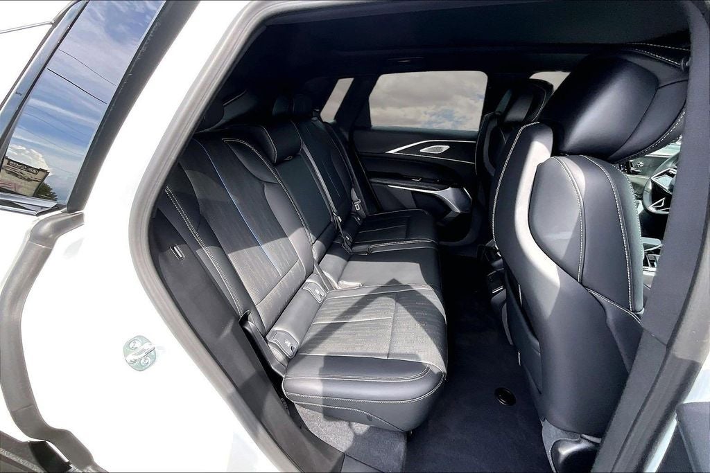 2024 Cadillac LYRIQ Luxury 3