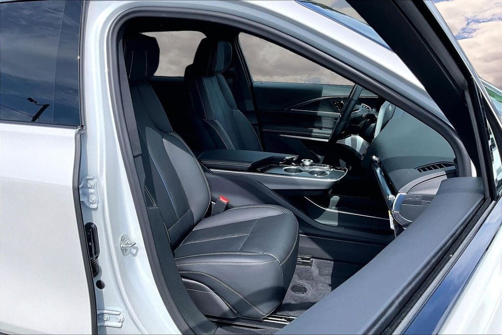 2024 Cadillac LYRIQ Luxury 3