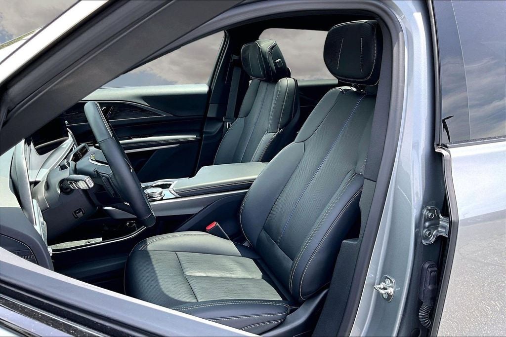 2024 Cadillac LYRIQ Luxury 3