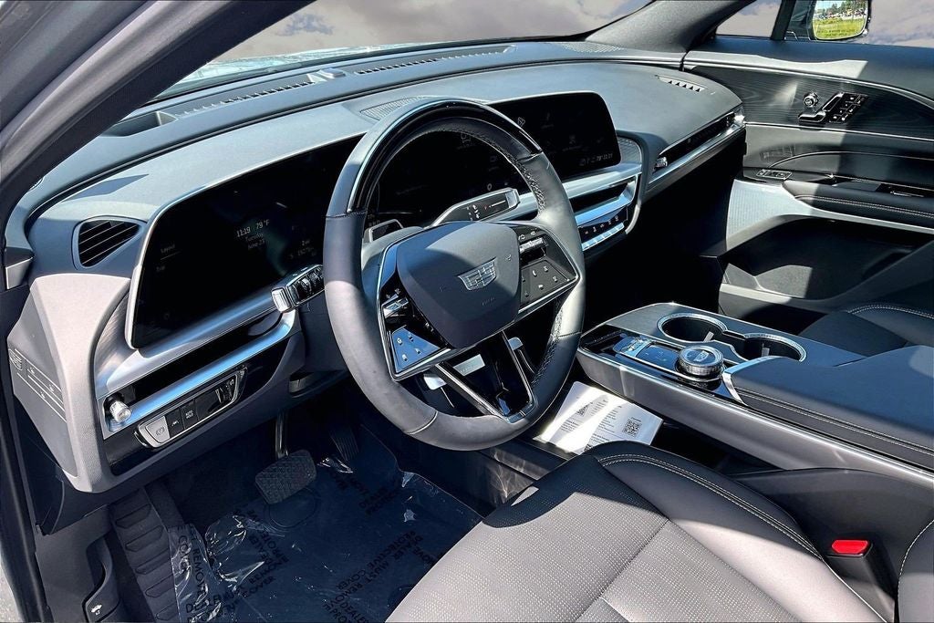 2025 Cadillac LYRIQ Luxury 3