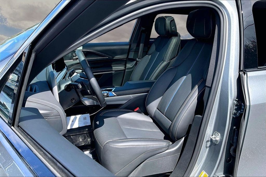 2025 Cadillac LYRIQ Luxury 3