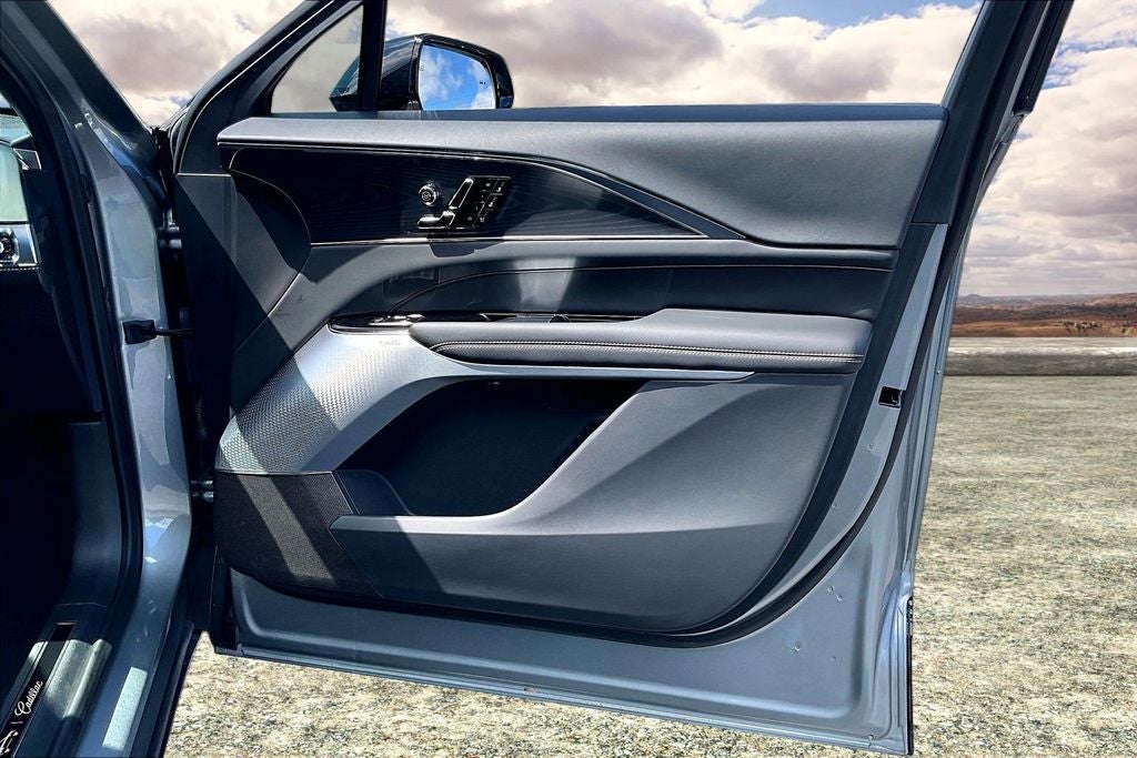 2025 Cadillac LYRIQ Luxury 3