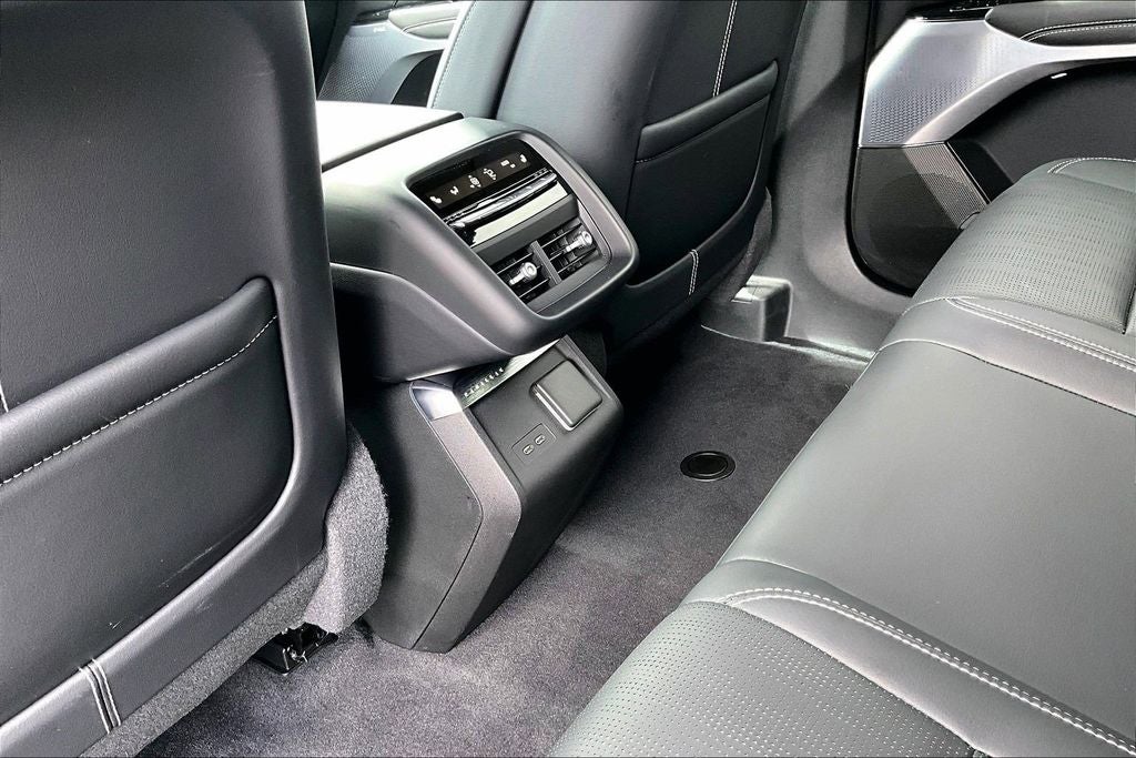 2025 Cadillac LYRIQ Luxury 3