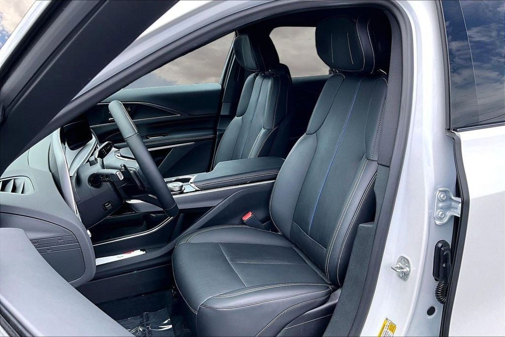 2025 Cadillac LYRIQ Luxury 3