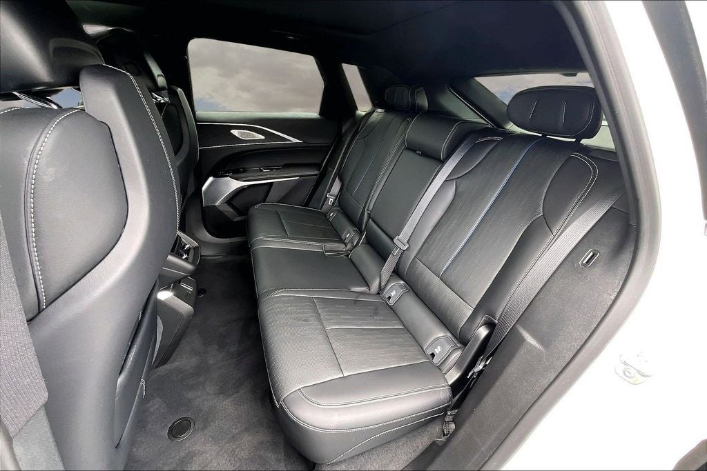 2025 Cadillac LYRIQ Luxury 3