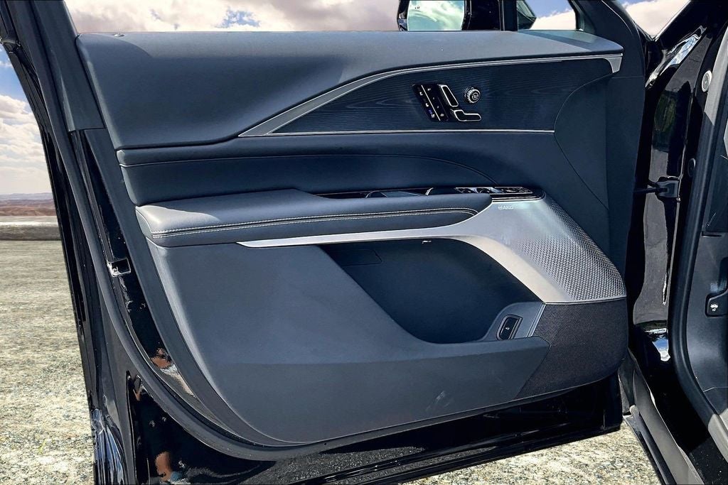 2025 Cadillac LYRIQ Luxury 3