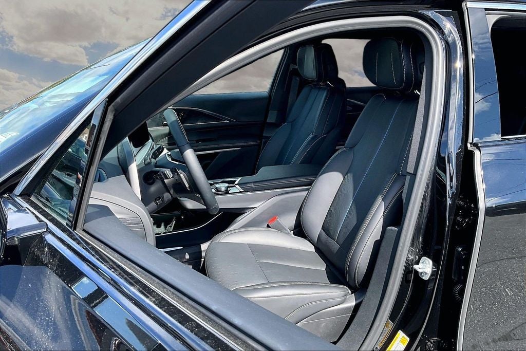 2025 Cadillac LYRIQ Luxury 3