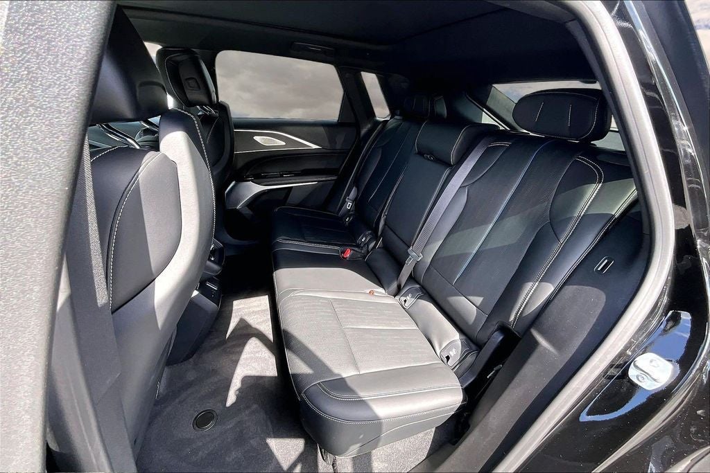 2025 Cadillac LYRIQ Luxury 3