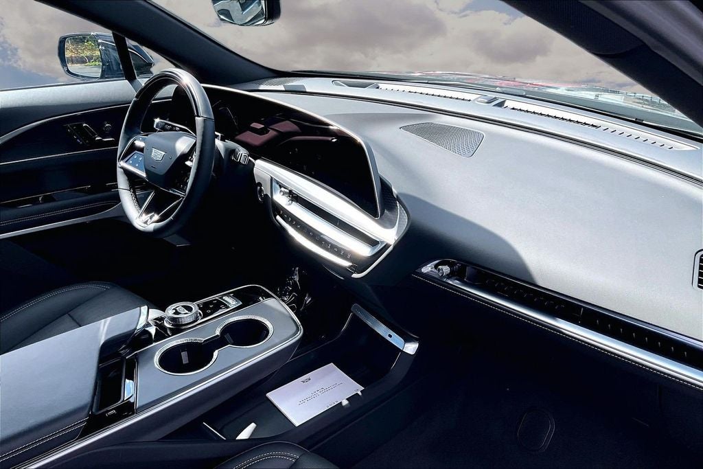 2025 Cadillac LYRIQ Luxury 3