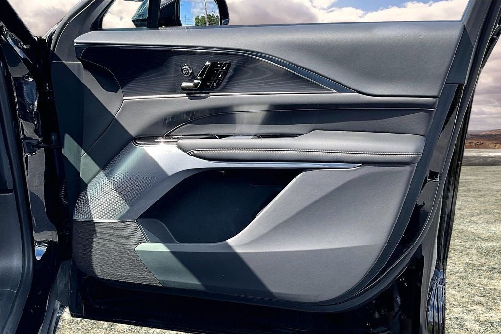 2025 Cadillac LYRIQ Luxury 3