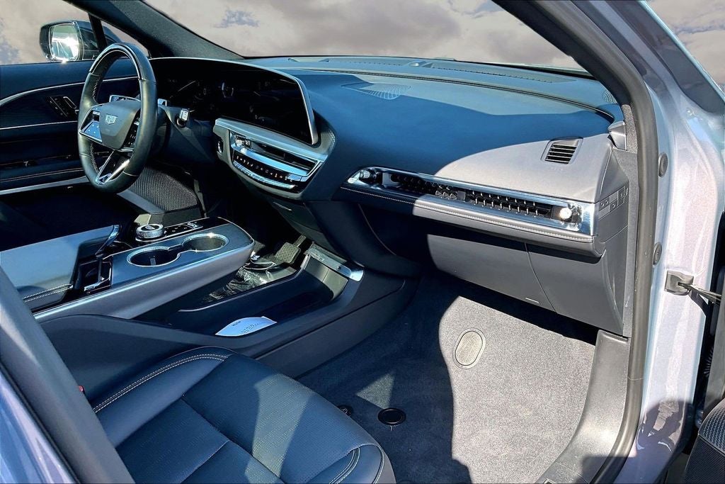 2025 Cadillac LYRIQ Luxury 3