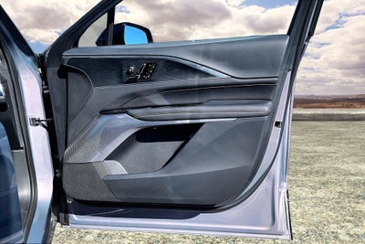 2025 Cadillac LYRIQ Luxury 3