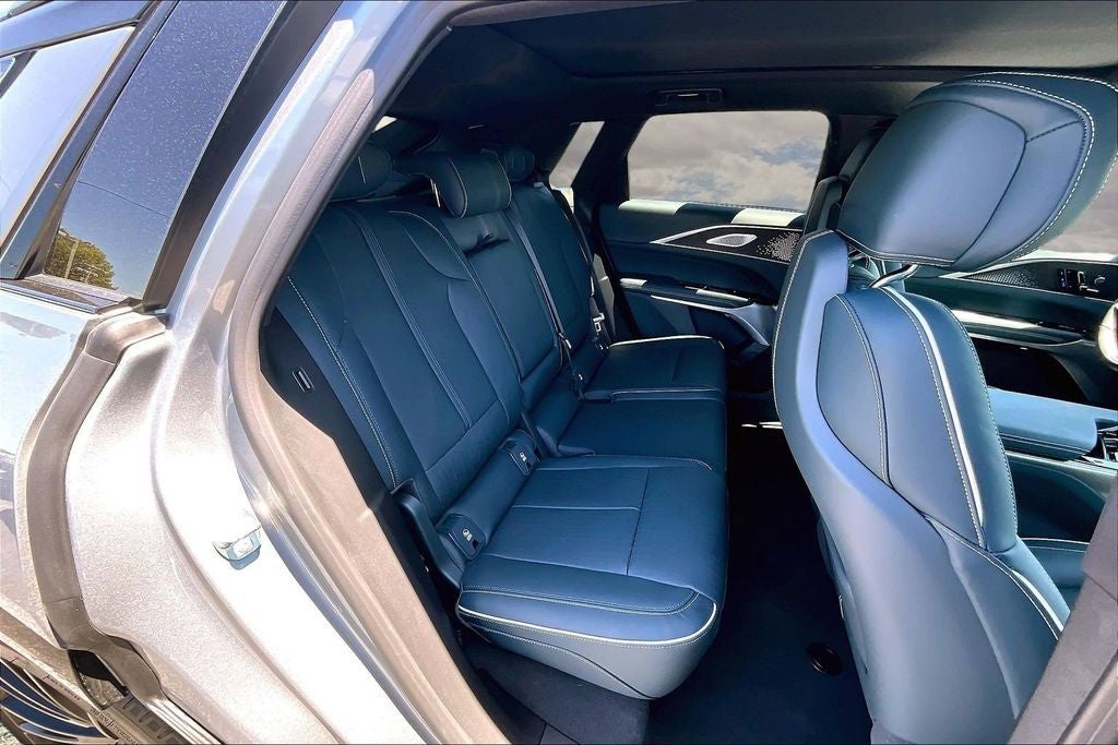 2025 Cadillac LYRIQ Sport 3