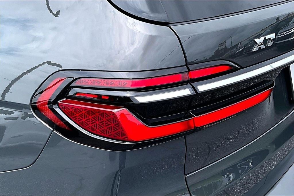 2023 BMW X7 M60i