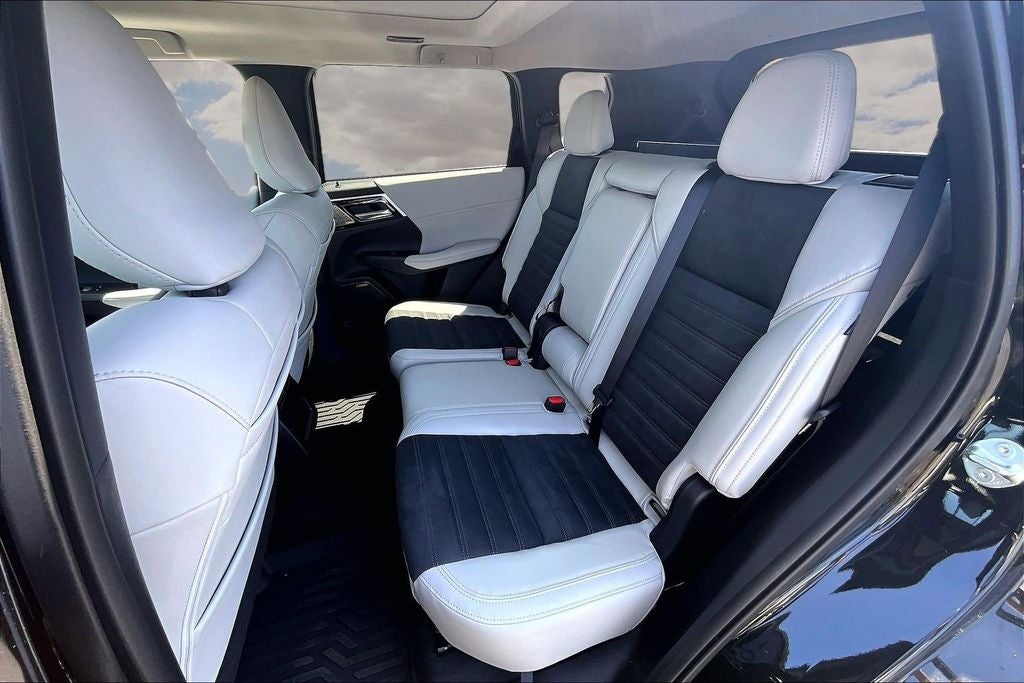 2026 Mitsubishi Outlander SE